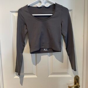 Long sleeved gray crop top